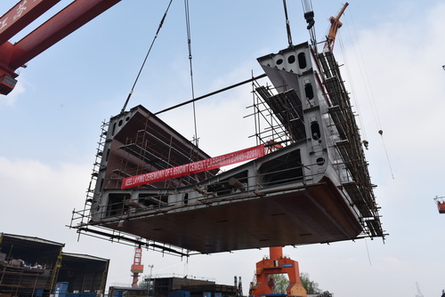 2023-3-18--5650DWT水泥運(yùn)輸船上船臺(tái)--壓縮.JPG
