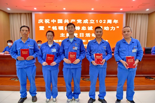 （圖5    表彰優(yōu)秀共產(chǎn)黨員）-壓縮.jpg