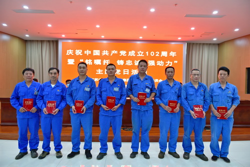 （圖6    表彰優(yōu)秀共產(chǎn)黨員）-壓縮.jpg