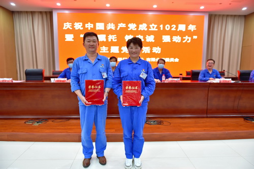 （圖8    表彰優(yōu)秀黨支部書記、先進(jìn)黨支部）-壓縮.jpg