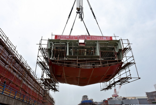 江陰順泰“泓邦消拖18”上船臺(tái)-壓縮.JPG