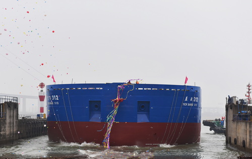 1.2k1號(hào)船下水-壓縮.jpg