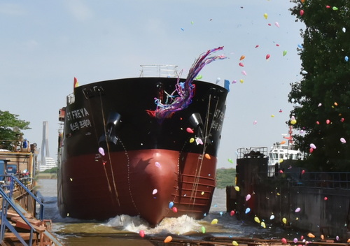 韓國(guó)4500DWT2#下水-壓縮.jpg