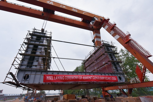 韓國4500DWT3#上船臺(tái)-壓縮.jpg