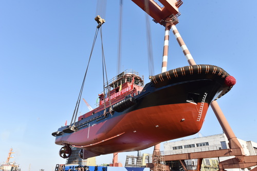 國(guó)投廈港拖8 下水-壓縮.jpg