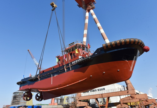 國(guó)投廈港拖18 下水-壓縮.jpg